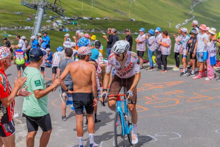 Téléchargez les photos : Col du Tourmalet, France : Clément Berthet monte sur la route du Col du Tourmalet dans les Pyrénées lors de l'étape 6 du Tour de France 2023. - en image libre de droit