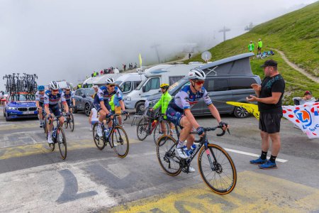 Téléchargez les photos : Col du Tourmalet, France: Soudal Quick-Step Team climbig the road to Col du Tourmalet in Pyerenees mountains during the stage 6 of Le Tour de France 2023. - en image libre de droit