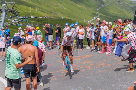 Téléchargez les photos : Col du Tourmalet, France : Clément Berthet monte sur la route du Col du Tourmalet dans les Pyrénées lors de l'étape 6 du Tour de France 2023. - en image libre de droit