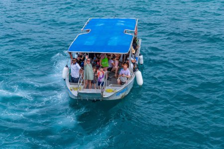 Téléchargez les photos : Nadi, Fidji : Groupe de touristes sur un navire sur la côte de Nadi, Îles Fidji - en image libre de droit