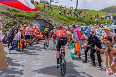 Foto de Col du Tourmalet, Francia: Matis Louvel sube al Col du Tourmalet en las montañas de los Pirineos durante la etapa 6 de Le Tour de France 2023. - Imagen libre de derechos