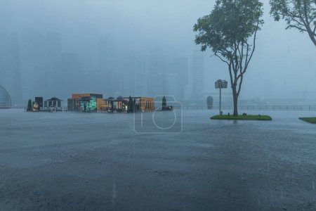Téléchargez les photos : Marina Bay, Singapour - Singapour sous de fortes pluies tropicales - en image libre de droit