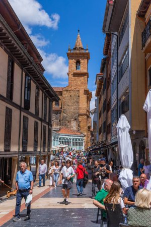 Téléchargez les photos : Oviedo, Asturies, Espagne : Vie urbaine en été dans les rues d'Oviedo. Oviedo est situé dans le centre des Asturies entre la rivière Naln et la rivière Nora. - en image libre de droit