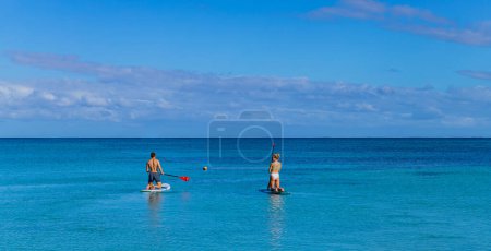 Téléchargez les photos : Viti Levu, Fidji : couple heureux profitant de pagayer debout pendant les vacances d'été. Viti Levu, Fidji - en image libre de droit