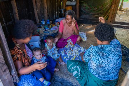 Téléchargez les photos : Viti Levu, Fidji : Famille dans leur maison dans le village près de l'île de Viti Levu, Fidji. - en image libre de droit