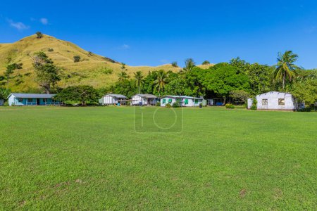 Téléchargez les photos : Maisons typiques dans un petit village de l'île de Viti Levu, Fidji - en image libre de droit