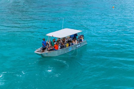 Téléchargez les photos : Nadi, Fidji : Groupe de touristes sur un navire sur la côte de Nadi, Îles Fidji - en image libre de droit