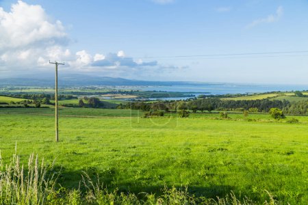 Foto de Impresionante vista sobre el campo, campos, colinas y el mar cerca de Dungarvan, Irlanda. - Imagen libre de derechos