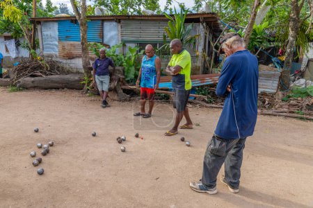 Foto de Port Vila, Vanuatu: Hombres jugando petanca petanca bolas cuencos en un suelo de polvo en Port Vila - Imagen libre de derechos