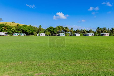 Téléchargez les photos : Maisons typiques dans un petit village de l'île de Viti Levu, Fidji - en image libre de droit