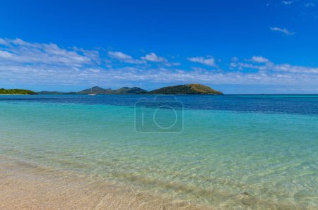 Foto de Vista de la playa de Blue Lagoon en la isla de Nacula, Islas Yasawa, Fiyi - Imagen libre de derechos
