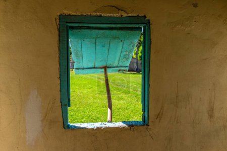 Téléchargez les photos : Détail d'une fenêtre dans une typique Bure fidjienne, dans les îles Fidji, région du Pacifique Sud - en image libre de droit