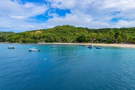 Foto de Nacula, Fiyi: Barcos turísticos en la isla tropical de Naviti, Islas Yasawa, Fiyi. Este archipiélago consta de unas 20 islas volcánicas - Imagen libre de derechos