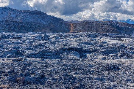 Foto de Rocas de lava todavía se enfrían cerca del volcán activo Geldingadalir de la erupción Fagradalsfjall 2021 y la erupción Meradalir 2022 - Imagen libre de derechos