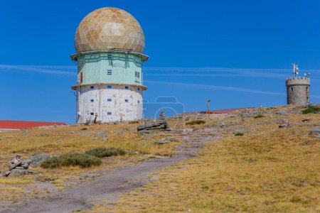 Téléchargez les photos : Torre et tours de transmission avec coupole dorée, le point culminant du Portugal, à Serra da Estrela - en image libre de droit