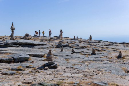 Foto de Serra da Estrela, Portugal: Gente en Torre, paisaje con cairns en el punto más alto de Portugal. Parque Natural de la Serra da Estrela - Imagen libre de derechos