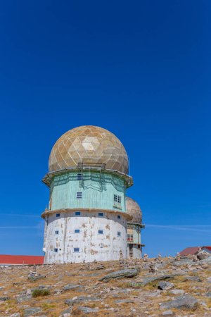 Téléchargez les photos : Torre et tours de transmission avec coupole dorée, le point culminant du Portugal, à Serra da Estrela - en image libre de droit