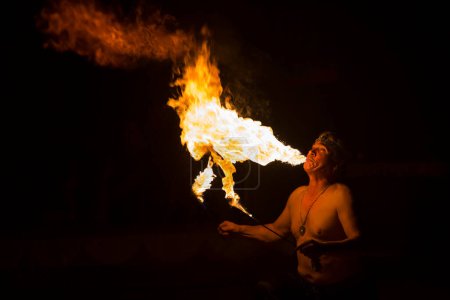 Téléchargez les photos : Mangeur d'incendie se produisant au Cirque Cardinali à Braga, Portugal
. - en image libre de droit