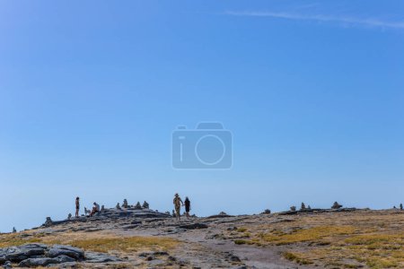 Foto de Serra da Estrela, Portugal: Gente en Torre, paisaje con cairns en el punto más alto de Portugal. Parque Natural de la Serra da Estrela - Imagen libre de derechos
