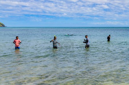 Foto de Nacula, Fiyi: Niños locales pescando en la playa, isla de Nacula en Fiyi. - Imagen libre de derechos