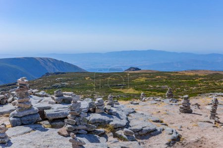 Foto de Paisaje rocoso y montañoso con cairns en el punto más alto de Portugal en el Parque Natural de la Serra da Estrela - Imagen libre de derechos