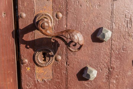 Téléchargez les photos : Ancienne porte historique en bois avec ferrures lourdes, Cochem, Allemagne - en image libre de droit