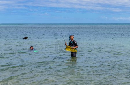 Foto de Nacula, Fiyi: Niños locales pescando en la playa, isla de Nacula en Fiyi. - Imagen libre de derechos