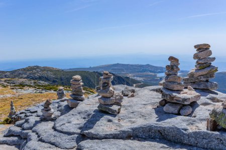 Foto de Paisaje rocoso y montañoso con cairns en el punto más alto de Portugal en el Parque Natural de la Serra da Estrela - Imagen libre de derechos