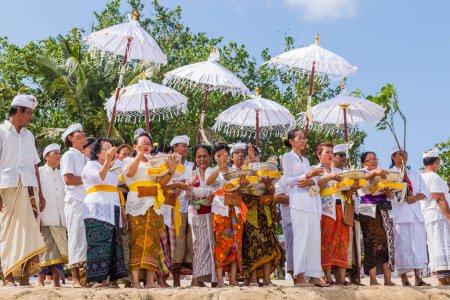 Téléchargez les photos : Bali, Indonésie : Les gens pendant le rituel Melasti. Cérémonie a lieu sur le bord de la plage dans le but de se purifier de toutes les mauvaises choses dans le passé et de le jeter à l'océan. - en image libre de droit