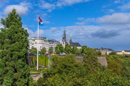 Foto de Ville-Haute, Luxemburgo: Murallas fortificadas en el Boulevard Franklin Delano Roosevelt con la catedral católica de Notre-Dame al fondo - Imagen libre de derechos