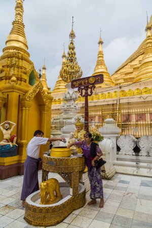 Téléchargez les photos : Yangon, Myanmar : Les fidèles visitent la pagode Shwedagon. La pagode Shwedagon est la pagode bouddhiste la plus sacrée du Myanmar. - en image libre de droit