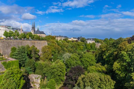 Téléchargez les photos : Ville-Haute, Luxembourg ; Murs fortifiés sur le boulevard Franklin Delano Roosevelt avec cathédrale catholique Notre-Dame en arrière-plan - en image libre de droit