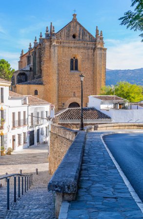 Blick auf die Heilig-Geist-Kirche in der historischen Altstadt, Ronda, Provinz Malaga, Andalusien, Spanien