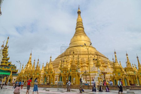 Téléchargez les photos : Yangon, Myanmar : Les fidèles visitent Shwedagon Pgoda. La pagode Shwedagon est la pagode bouddhiste la plus sacrée du Myanmar. - en image libre de droit