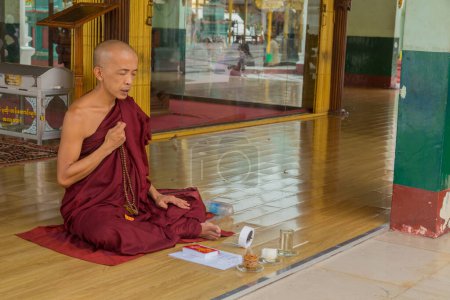 Téléchargez les photos : Yangon, Myanmar : moine à la pagode Shwedagon. La pagode Shwedagon est la pagode bouddhiste la plus sacrée du Myanmar. - en image libre de droit