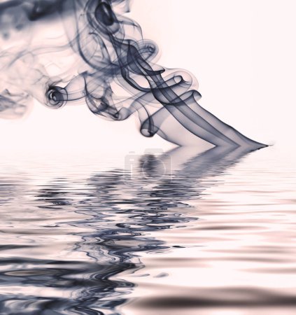 Téléchargez les photos : Rayons de fumée colorés, abstraits en fond blanc - en image libre de droit