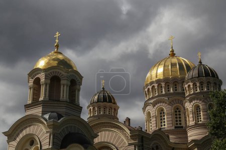 Téléchargez les photos : Nativité du Christ Cathédrale encadrée en automne par temps nuageux. Riga, Lettonie - en image libre de droit