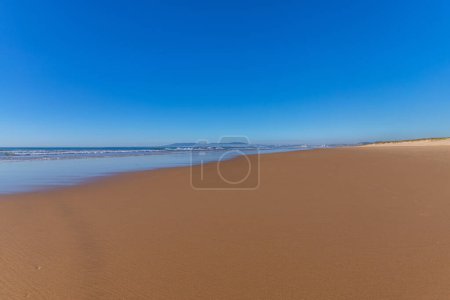 Foto de Océano Atlántico en la playa de la Costa da Caparica, cerca de Lisboa en Portugal. - Imagen libre de derechos