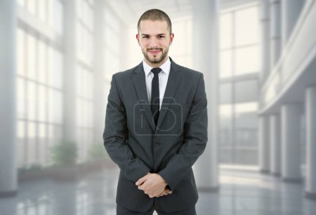 Téléchargez les photos : Jeune homme d'affaires portrait au bureau - en image libre de droit