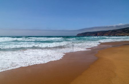 Téléchargez les photos : Plage Guincho, ciel bleu et mer à Cascais, Portugal - en image libre de droit