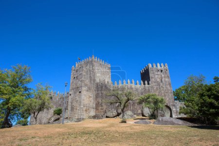 Die Burg von Guimaraes. Die wichtigste mittelalterliche Burg Portugals. Guimaraes, Portugal