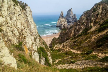 Téléchargez les photos : Vue de la plage de falaise rocheuse de la côte atlantique de Praia da Ursa à Cabo da Roca, Sintra, Lisbonne. Portugal - en image libre de droit