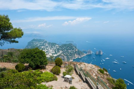 Foto de La cima de la montaña. Vista de los acantilados de Faraglioni y el mar Tirreno en la isla de Capri, Italia - Imagen libre de derechos