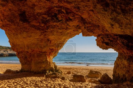 Foto de Hermoso paisaje marino con playa, cueva y océano. Playa de Pintadinho. Ferragudo, Lagoa, Algarve, Portugal - Imagen libre de derechos