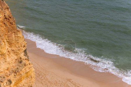 Foto de La famosa playa de Praia da Marinha en Lagoa. Esta playa es una parte de la famosa región turística del Algarve. - Imagen libre de derechos