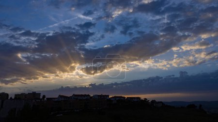 Foto de Puesta de sol en la ciudad de Braga, en el norte de Portugal - Imagen libre de derechos