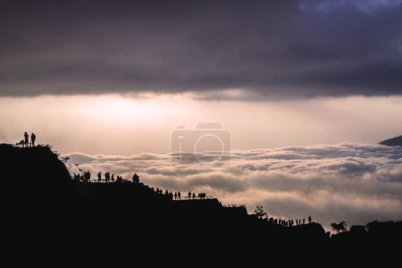 Foto de Vista panorámica de nubes y niebla al amanecer desde la cima del monte Batur (volcán Kintamani), Bali, Indonesia - Imagen libre de derechos