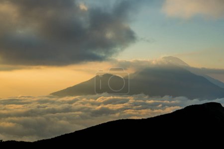 Vista panorámica de nubes y niebla al amanecer desde la cima del monte Batur (volcán Kintamani), Bali, Indonesia