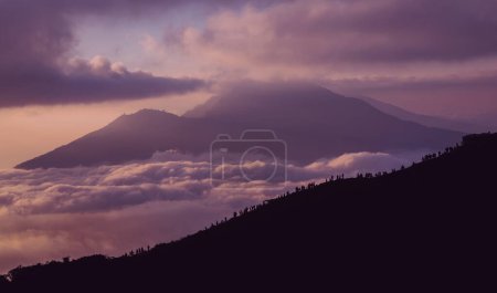 Foto de Vista panorámica de nubes y niebla al amanecer desde la cima del monte Batur (volcán Kintamani), Bali, Indonesia - Imagen libre de derechos
