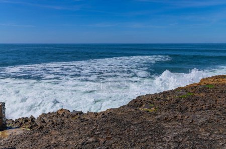 Vista de las olas del océano y la fantástica costa rocosa en Ericeira, cerca de Lisboa. Portugal
